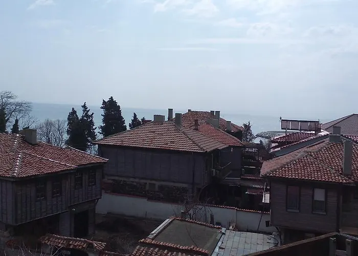 Kraybrezhna 3 招待所 4*