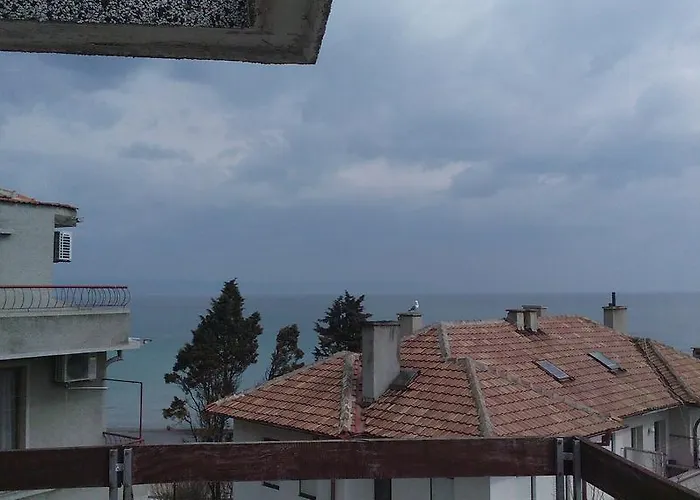 Kraybrezhna 3 招待所 4*